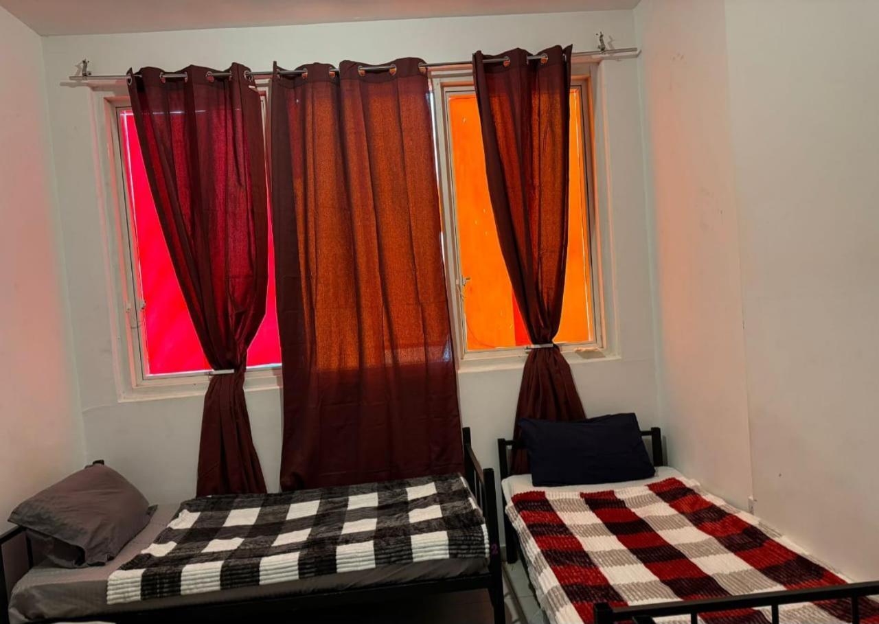 Corniche Street - For Males "Peaceful Bed Space" Abu Dhabi Exteriör bild