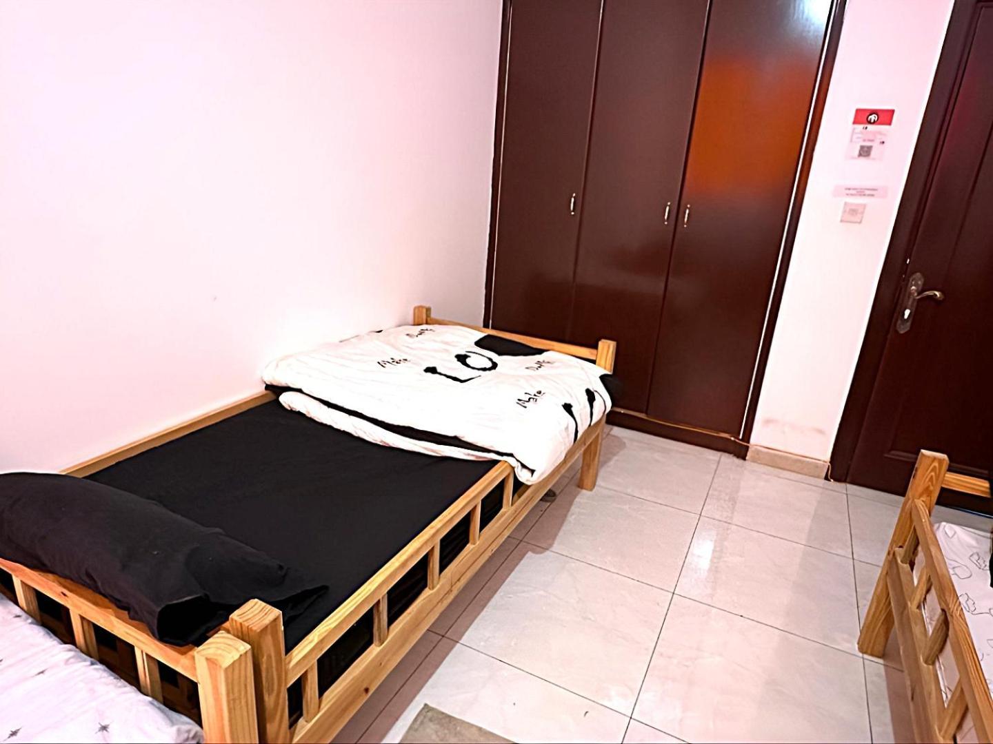 Corniche Street - For Males "Peaceful Bed Space" Abu Dhabi Exteriör bild