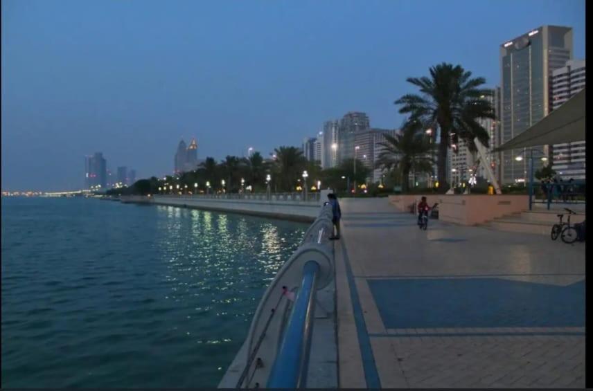 Corniche Street - For Males "Peaceful Bed Space" Abu Dhabi Exteriör bild